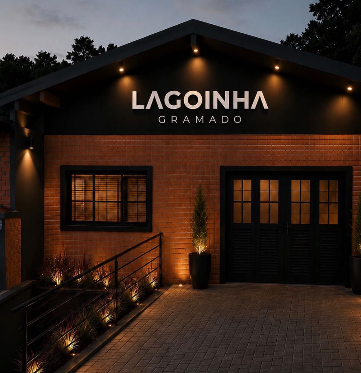 Fachada da Lagoinha Gramado iluminada ao anoitecer