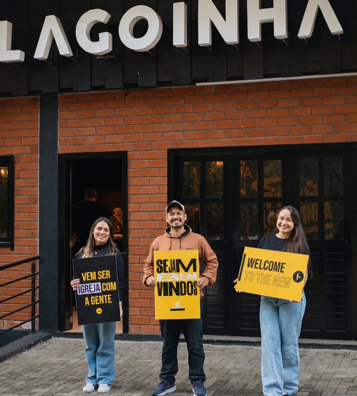 Voluntários recepcionando pessoas na entrada da Lagoinha Gramado